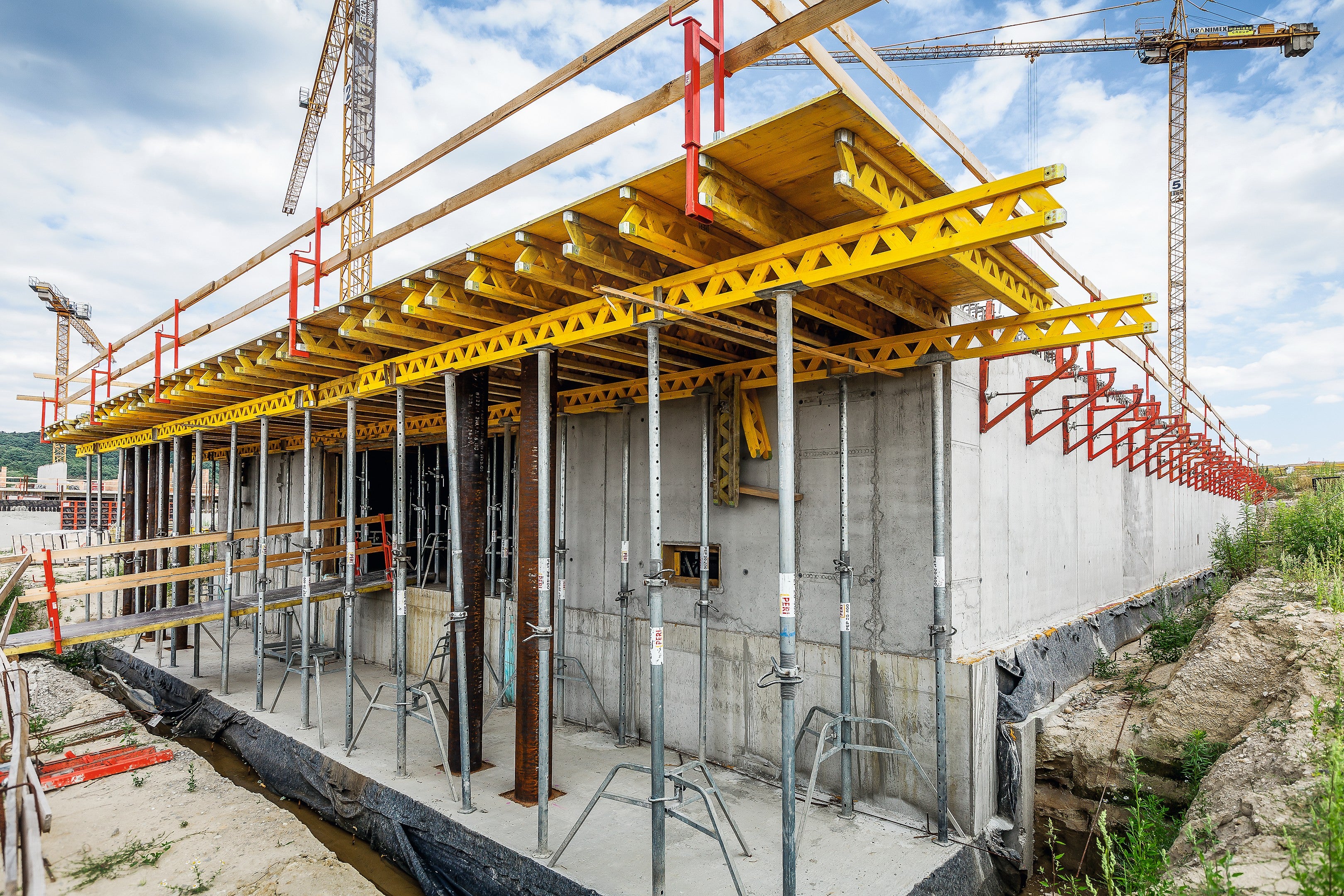 Stropné železobetónové dosky boli debnené so systémom MULTIFLEX v objeme 8 000 m², kde boli nasadené nosníky GT 24 a stojky PEP Ergo.