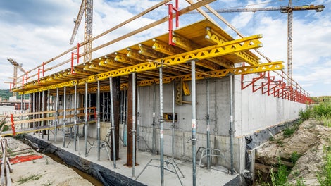 Stropné železobetónové dosky boli debnené so systémom MULTIFLEX v objeme 8 000 m², kde boli nasadené nosníky GT 24 a stojky PEP Ergo.