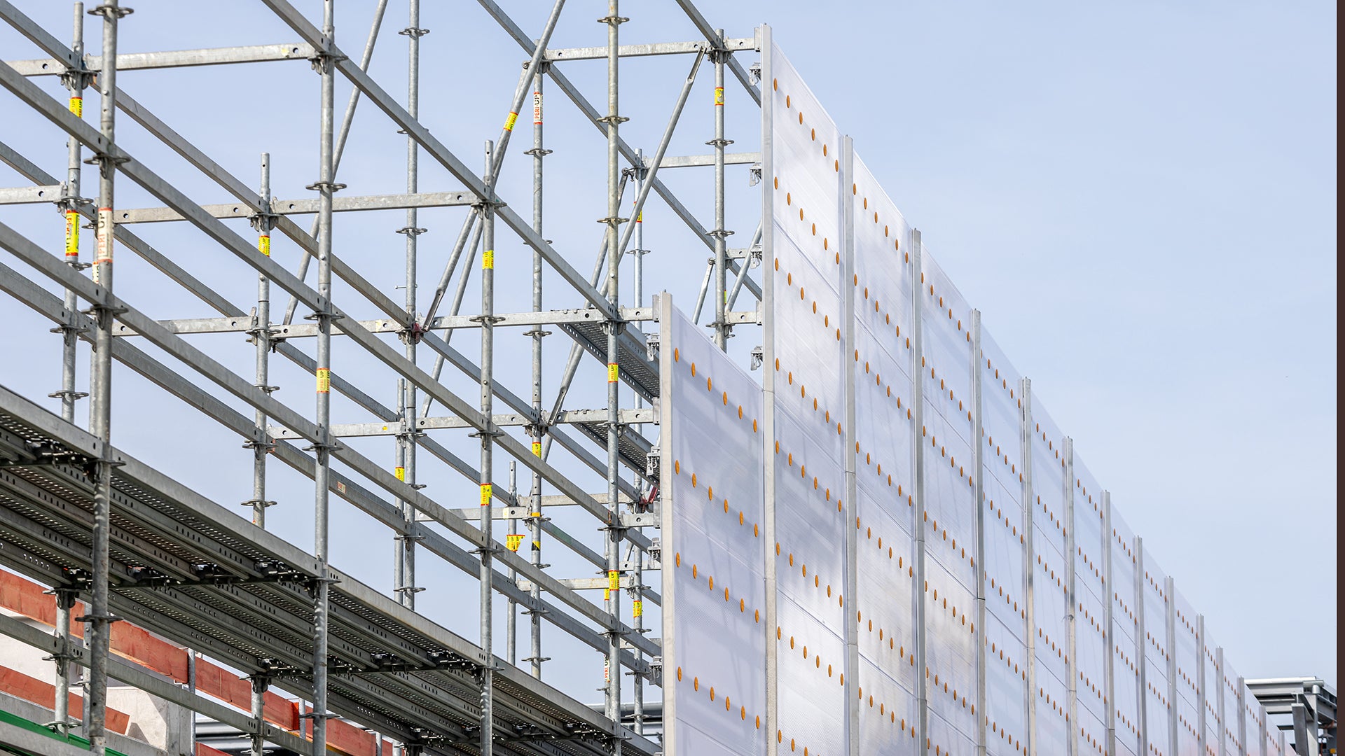 Die Paneele des neuen PERI UP Cladding sind aus robustem, UV-beständigem und schwer entflammbarem Polycarbonat; das ermöglicht eine zuverlässige, blickdichte und dennoch lichtdurchlässige Einhausung.