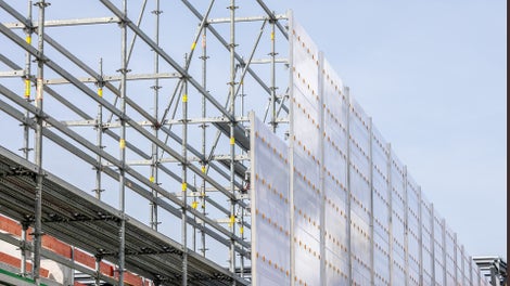 Die Paneele des neuen PERI UP Cladding sind aus robustem, UV-beständigem und schwer entflammbarem Polycarbonat; das ermöglicht eine zuverlässige, blickdichte und dennoch lichtdurchlässige Einhausung.