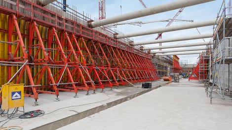 Beim Bau der Moselschleuse Trier wurden innerhalb von knapp 1,5&amp;nbsp;Jahren Bauzeit rund 45.000&amp;nbsp;m³ Beton verarbeitet.