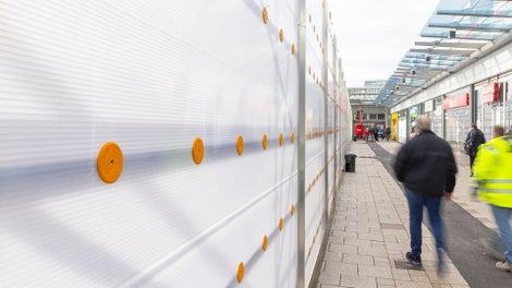 Die leichten Bauteile fördern ein ergonomisches Arbeiten. Zudem sorgen blickdichte, aber dennoch lichtdurchlässige Paneele für einen hohen Komfort beim Arbeiten an der Fassade.