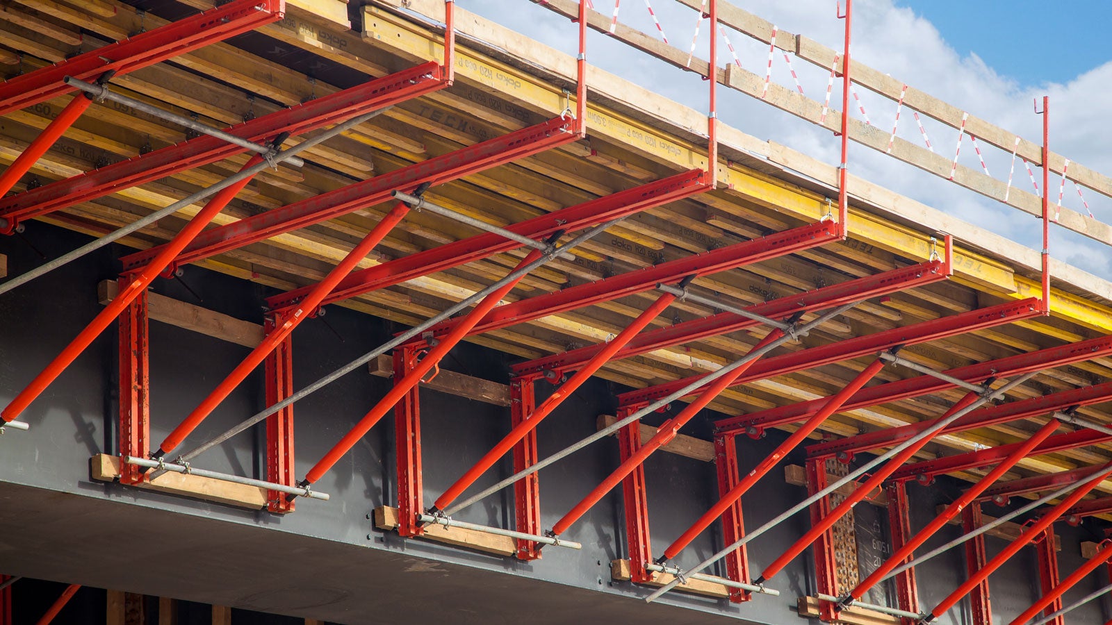 3-х метровая консоль ж/б плиты пролетного строения встречается редко. Обычно она 1,5-2 м. Поэтому при расчетах особое внимание уделялось прогибам консоли VARIOKIT.