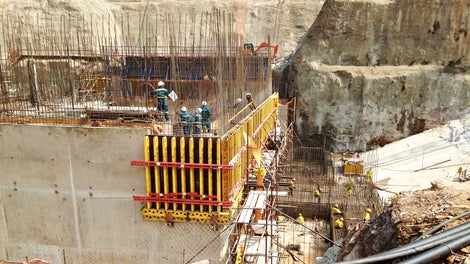 The units, consisting of formwork and scaffolding, can be quickly moved by crane to the next concreting cycle. 
