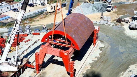 Асемблиране на кофражната количка и обшивката на площадка пред портала на тунела 