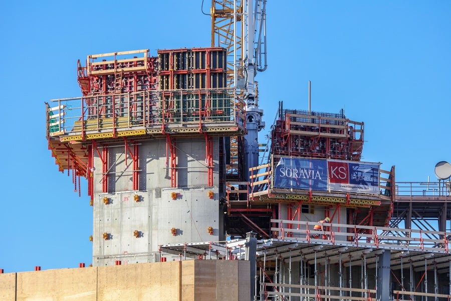 SKYDECK Deckenschalung auf PEP Ergo Stützen | RCS CL Kletterschalung | Kombination aus MAXIMO Schalung mit Konsolensystem zu Trägerschalung VARIOKIT GT24 