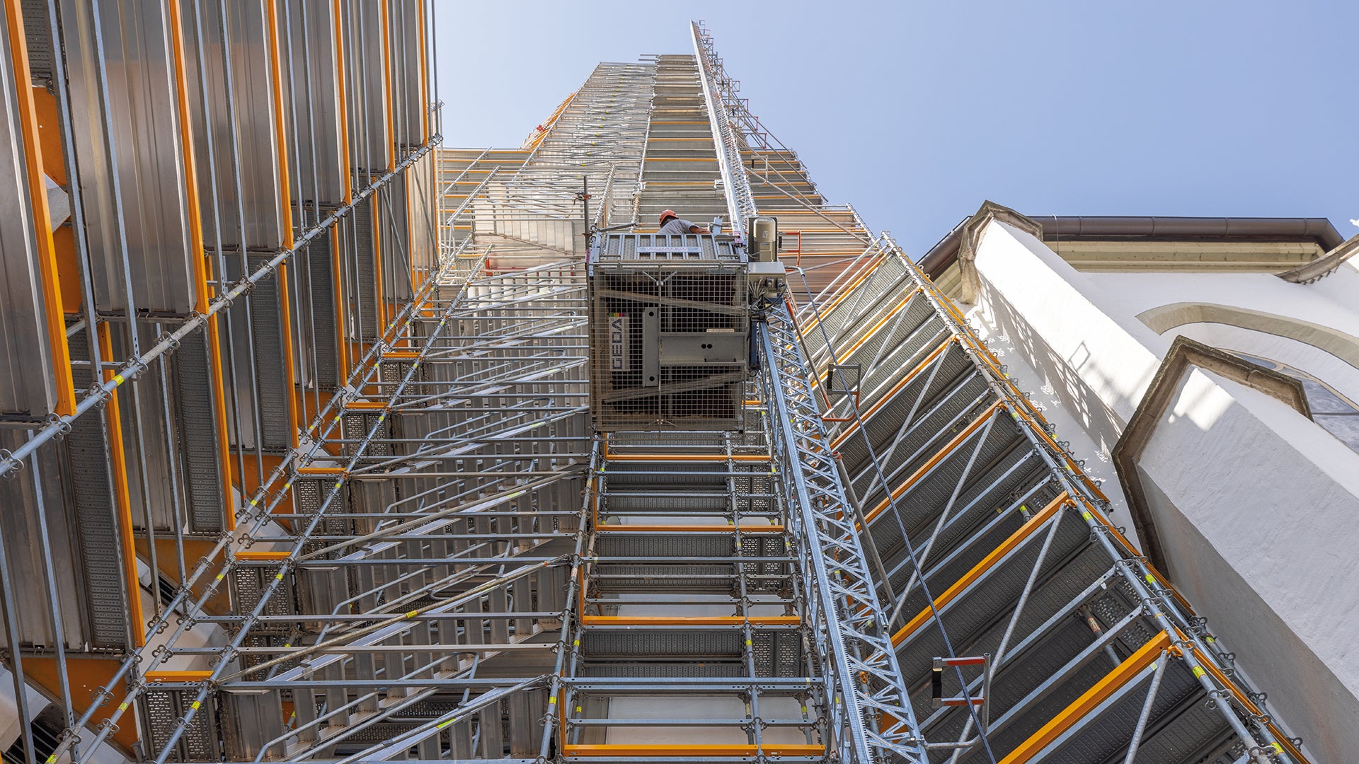 Oberhalb der Schwerlastplattform führen Gerüstaufzug und Treppenzugang bis ganz nach oben zum zwiebelförmigen Turmhelm.
