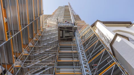 Oberhalb der Schwerlastplattform führen Gerüstaufzug und Treppenzugang bis ganz nach oben zum zwiebelförmigen Turmhelm.