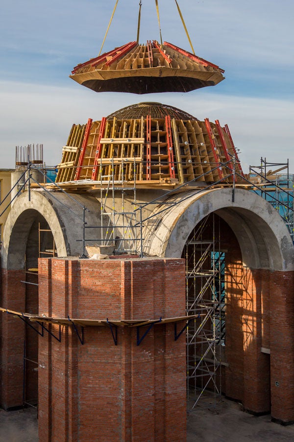 Установка наружной части опалубки одного из четырех малых куполов. Сборка модульных конструкций осуществлялась на складе в г. Кинель (Самарская обл.). Это позволило минимизировать работы по сборке, установке готовой опалубки в проектное положение, а также последующему демонтажу. За основу применена система VARIOKIT. Для установки в проектное положение использовались леса PERI UP. Такая схема опалубливания значительно ускорила производство монолитных работ.
