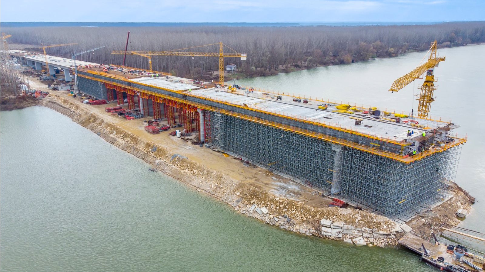 Najveći deo pristupne konstrukcije mosta izveden je korišćenjem PERI UP Flex skele, koja je dostizala visine do 12 m, postavljene na nasipu. 