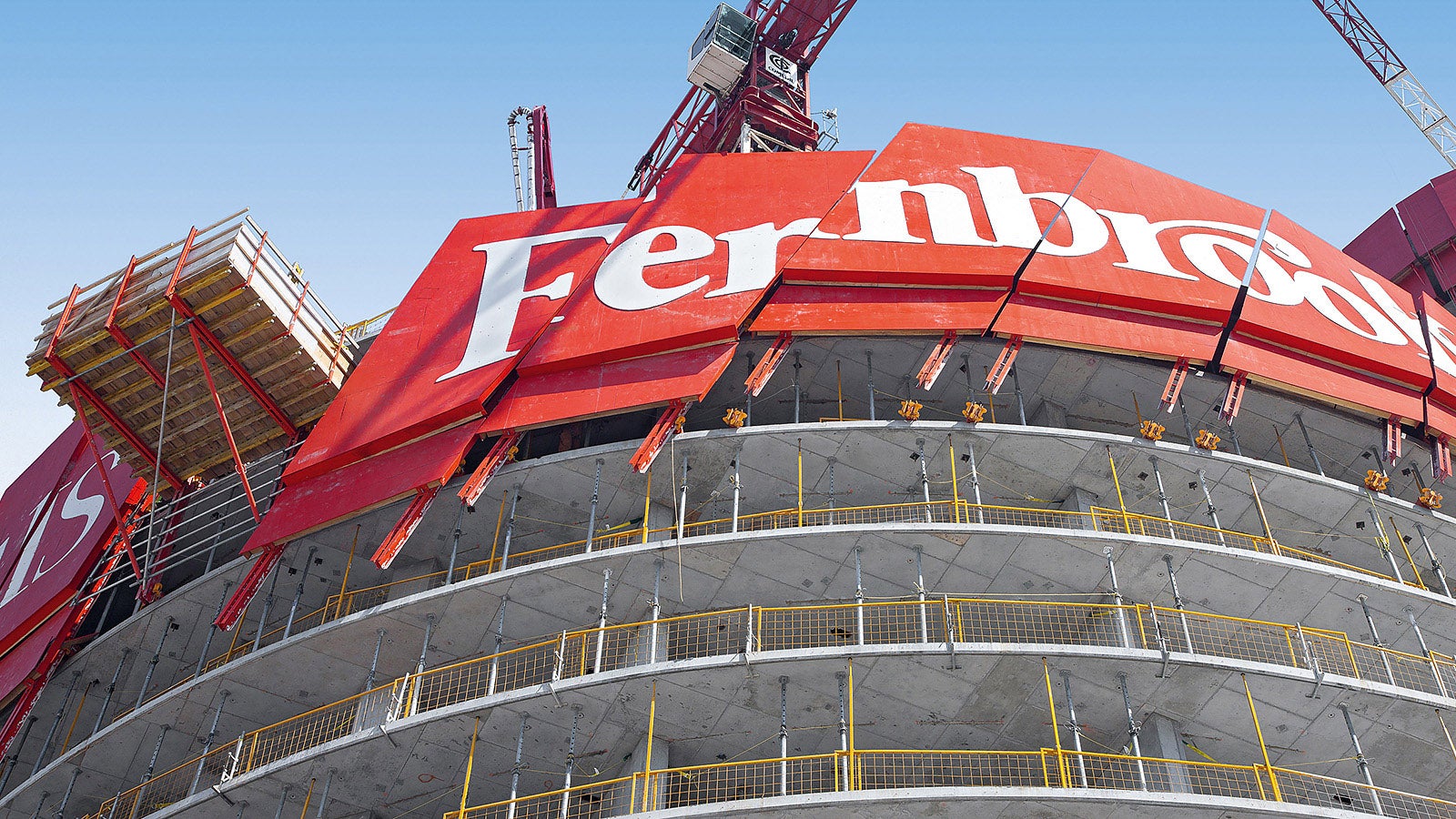 防护屏与卸料同平台在顶升至下一浇筑平台的过程中，需要同时转动转动20至26度