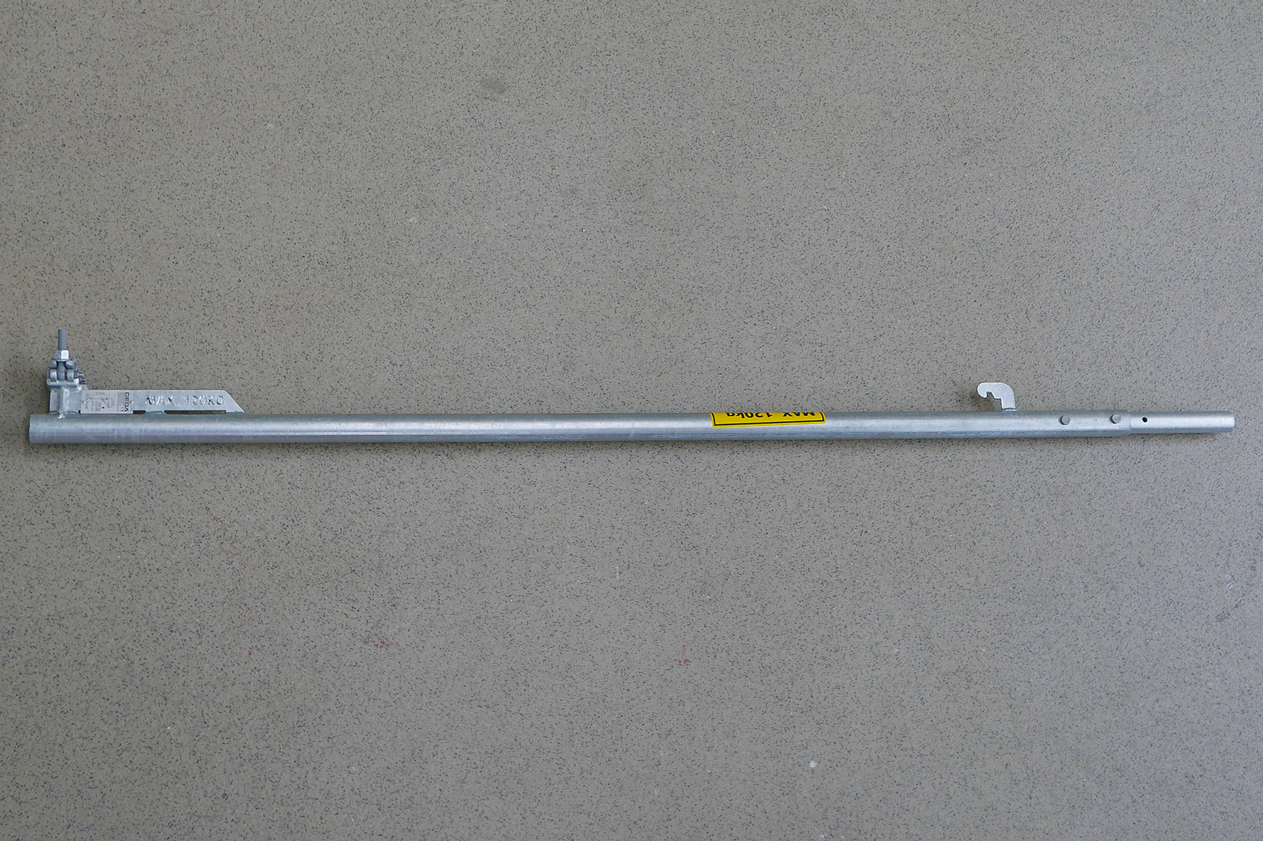 PERI UP悬臂支架固定杆: 与传统的多功能支架的操作过程相比，简化了操作过程，只需要一个扣件即可完成。