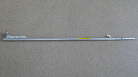 PERI UP悬臂支架固定杆: 与传统的多功能支架的操作过程相比，简化了操作过程，只需要一个扣件即可完成。