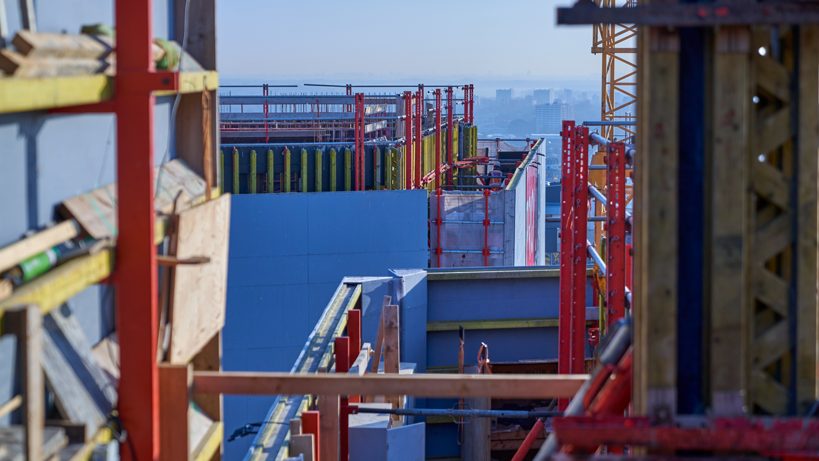 VARIO wandbekisting (buitenwand), RCS klimsysteem met geïntegreerd windscherm en steigerbuisleuning als valbeveiliging.