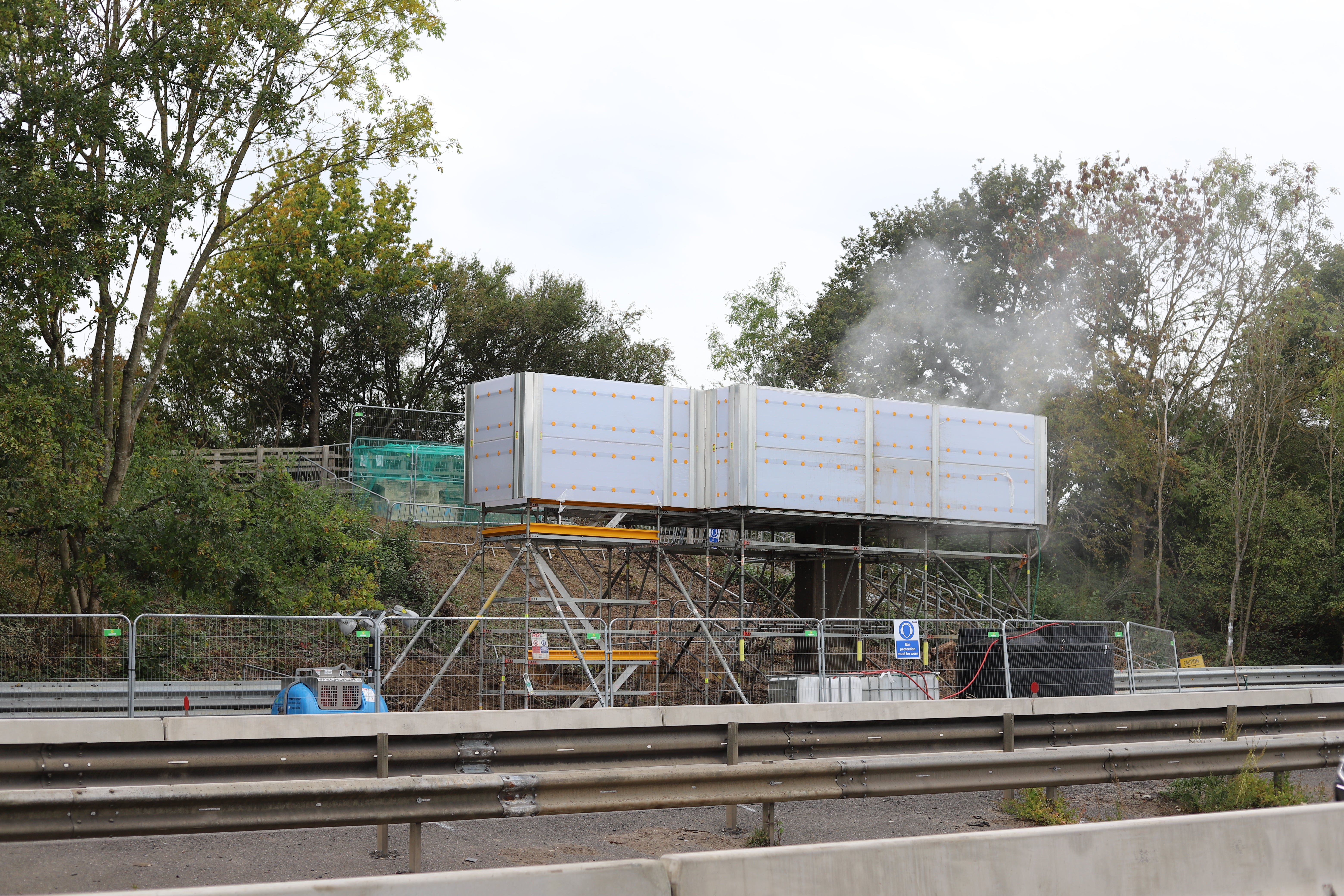 Hydrodemolition, which uses high-pressure water jets to blast away old concrete, can create significant safety risks. Hence, the PERI UP Cladding provided a robust barrier, protecting site workers, the nearby public, and traffic on the major A-road below from high-velocity water and flying debris.