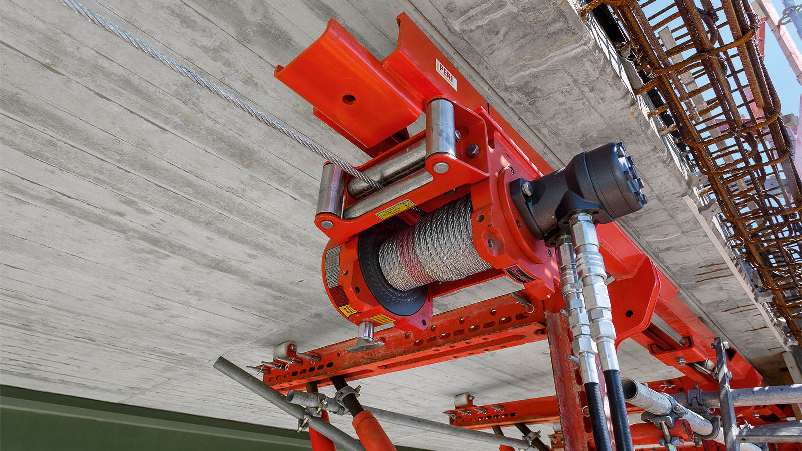 Durch geringen Bedienungsaufwand können die Einheiten schnell mittels integrierter Seilwinde umgesetzt werden.