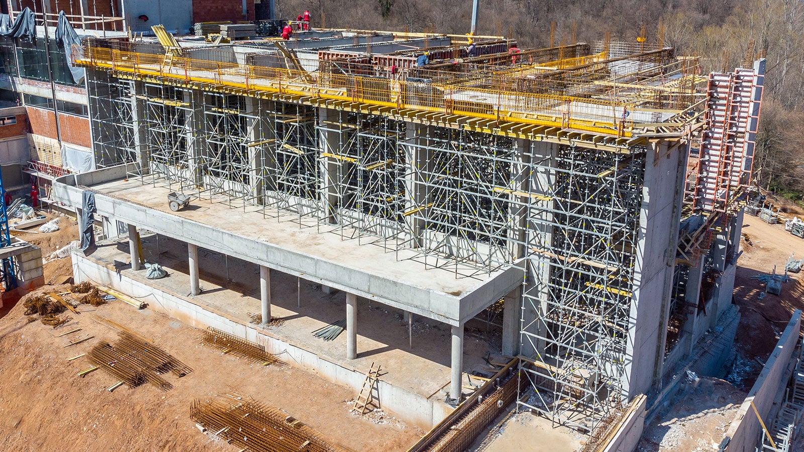 U cilju podupiranja MULTIFLEX oplata ploče iznad unutrašnjeg bazena na visini od <br/>10-14 m korišćen je PERI UP Flex sistem