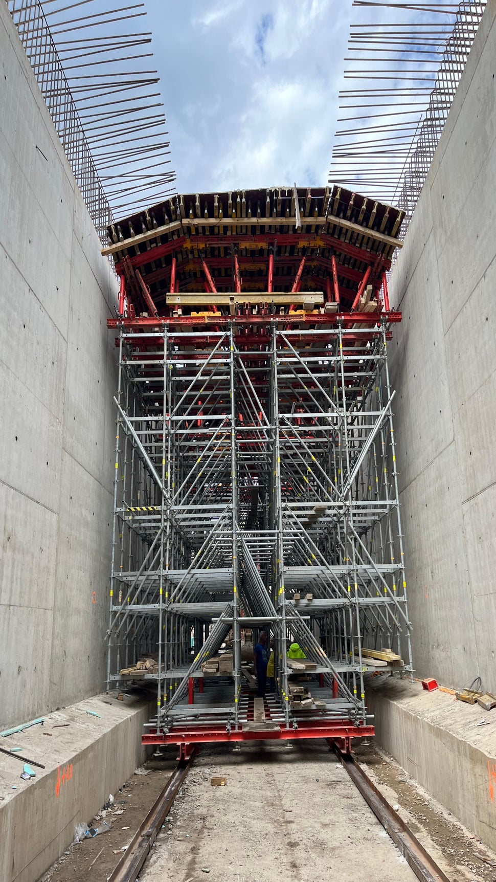 Кофраж за покривна плоча и релсова скеле конструкция