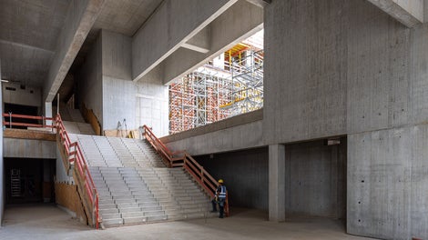 Náročný průběh stavby při zohlednění masivních stavebních dílů, například vstupních hal a schodišť, vyžadoval detailní prováděcí plán ve všech fázích výstavby. 