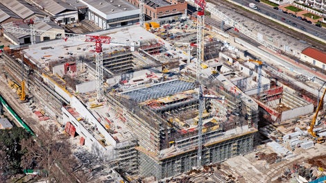 Kompleks zgrada obuhvaća opernu kuću s 1.800 mjesta za sjedenje, koncertnu dvoranu za 1.100 ljubitelja glazbe te kazalište za 2.000 gledatelja. 