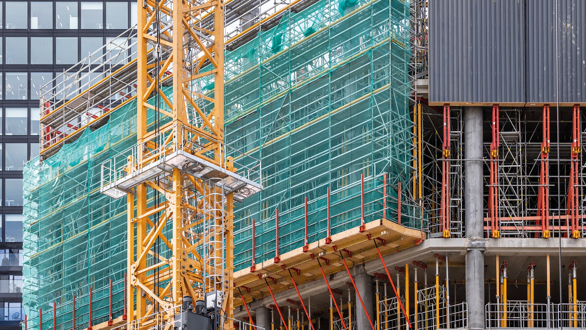 Mit PERI Kletterschutzwänden wurden die Absturzkanten der oberen Geschosse der Türme lückenlos umschlossen. Das Personal war dadurch zu jeder Zeit gegen Absturz sowie vor herabfallenden Gegenständen gesichert und gleichzeitig vor starkem Wind geschützt. 