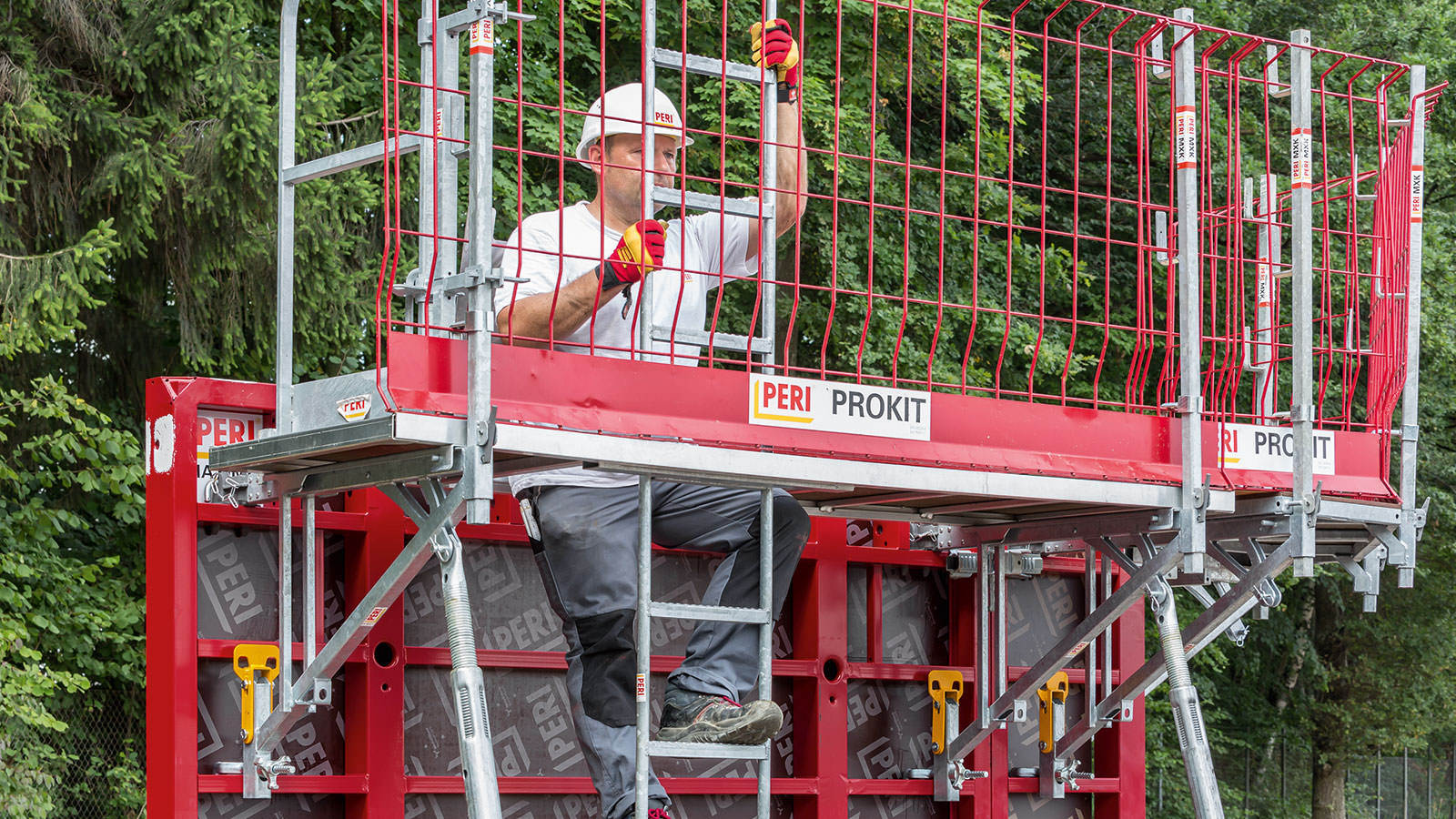Das MAXIMO Konsolensystem MXK bietet hohe Sicherheit bei geringem Montageaufwand. Die leichten Systembauteile lassen sich am Boden per Hand vormontieren.