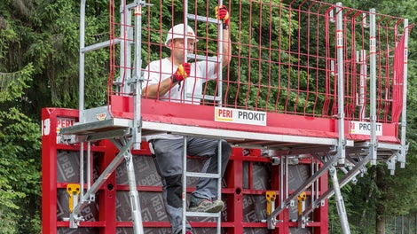 Das MAXIMO Konsolensystem MXK bietet hohe Sicherheit bei geringem Montageaufwand. Die leichten Systembauteile lassen sich am Boden per Hand vormontieren.