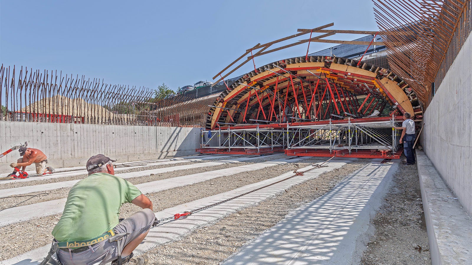 Zum Ausschalen, Verfahren mittels Greifzügen und Einschalen benötigte das kleine Baustellenteam lediglich 2 Tage.