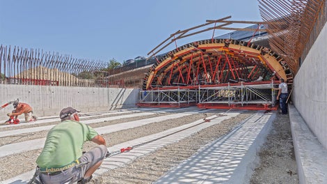 Zum Ausschalen, Verfahren mittels Greifzügen und Einschalen benötigte das kleine Baustellenteam lediglich 2 Tage.