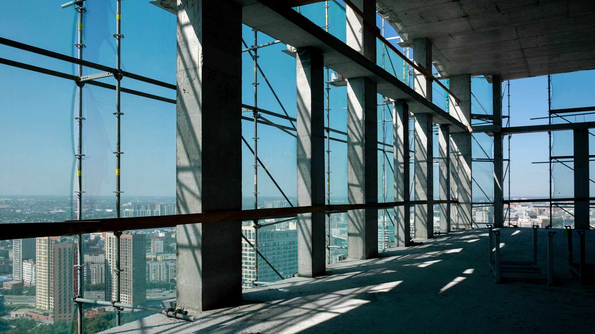 Пластичность образа и задуманная архитектором конфигурация достигаются за счет кирпичного заполнения монолитного каркаса здания