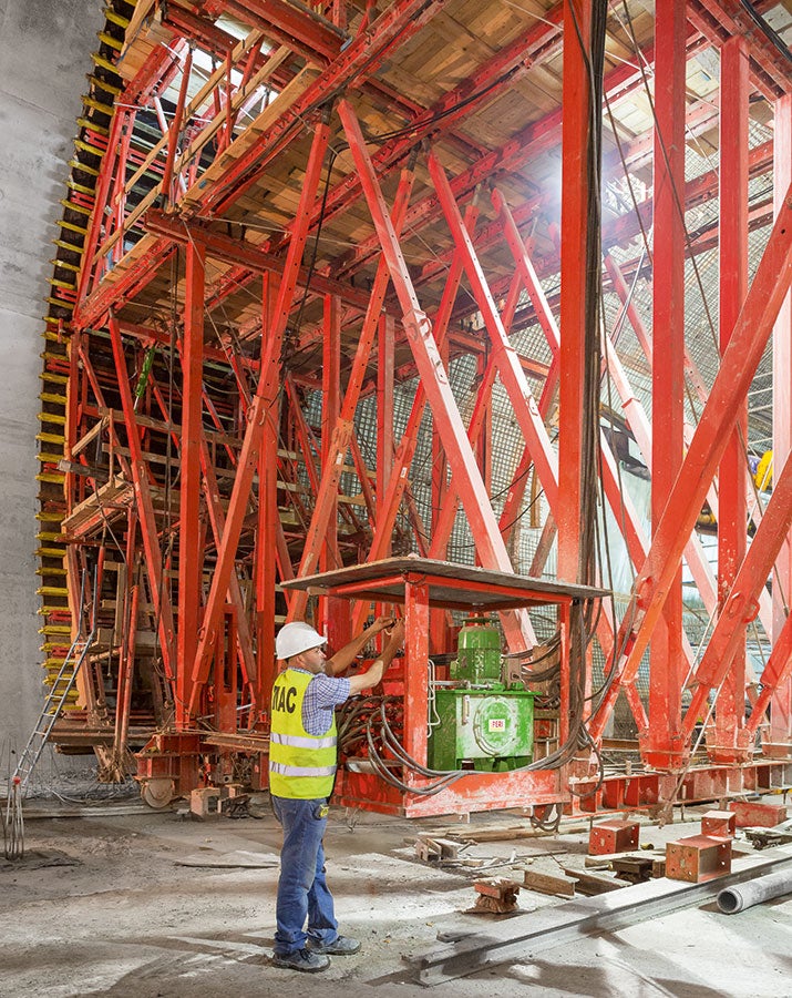 Based on the VARIOKIT modular system, the PERI formwork carriage solution is tailored to meet all project requirements and is also hydraulically operated.