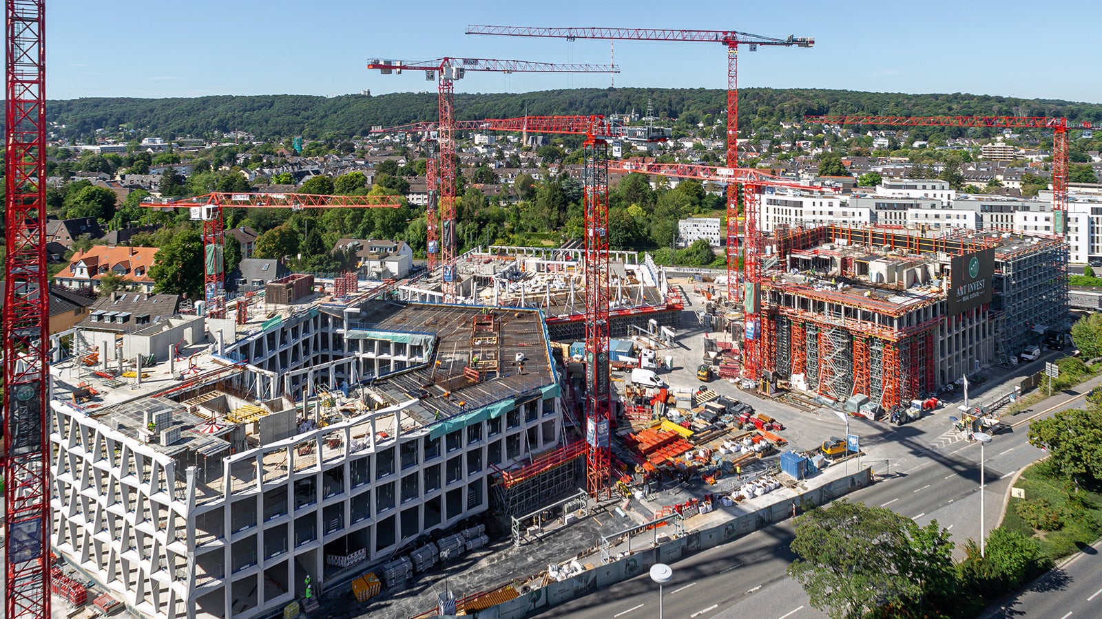 Die zentrale Lage und der hohe Schwierigkeitsgrad stellten hohe Anforderungen an die Baustellenlogistik und die Schalungs- und Gerüsttechnik.