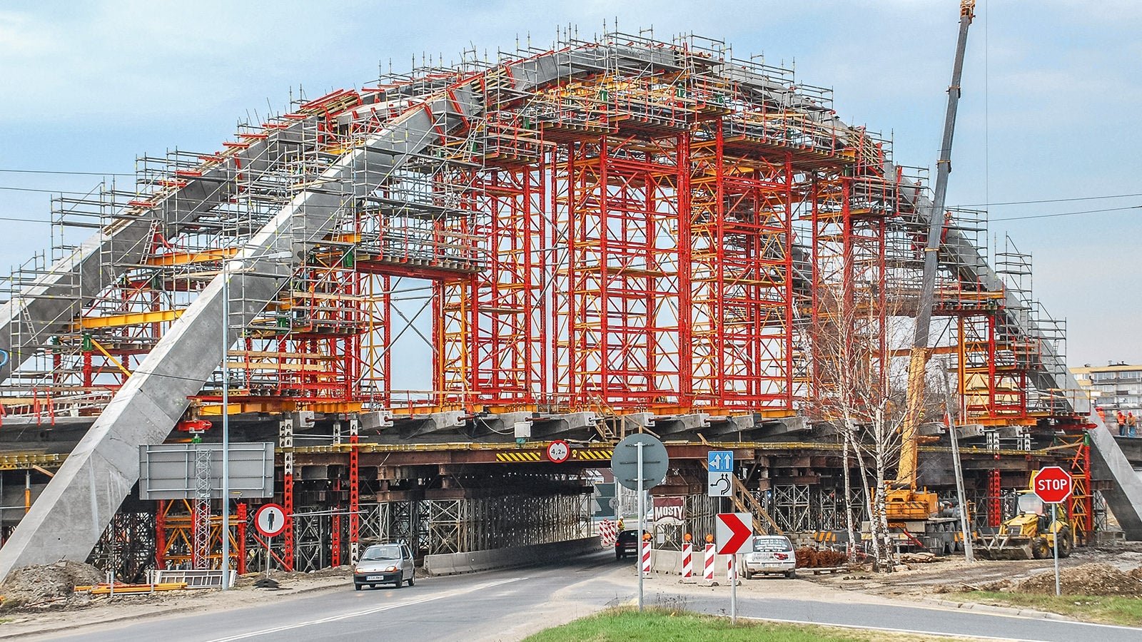 Load bearing of an arc at great height with PERI VST heavy-duty towers.