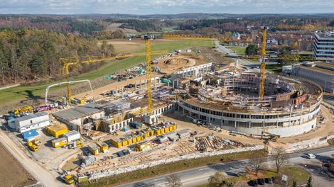 Trotz hoher technischer Anforderungen und Qualitätsansprüchen wurde der Berufsschul-Komplex innerhalb von nur 18 Monaten Rohbauzeit errichtet.