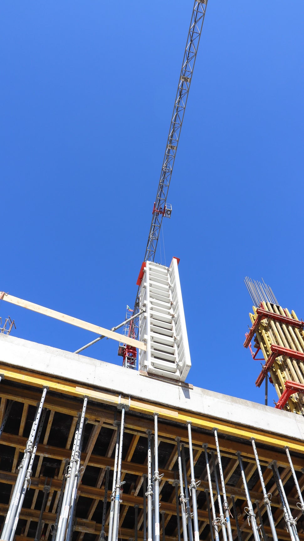 При монтаж на кофраж за колони RAPID няма нужда от гвоздеи и винтове. Това го прави подходящ за постигане на гладка бетонова повърхност при вертикални елементи.