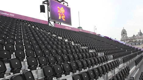 幅50cm、列間隔80cm の折りたたみ式clearview 客席システム（ARENA Group社システム）