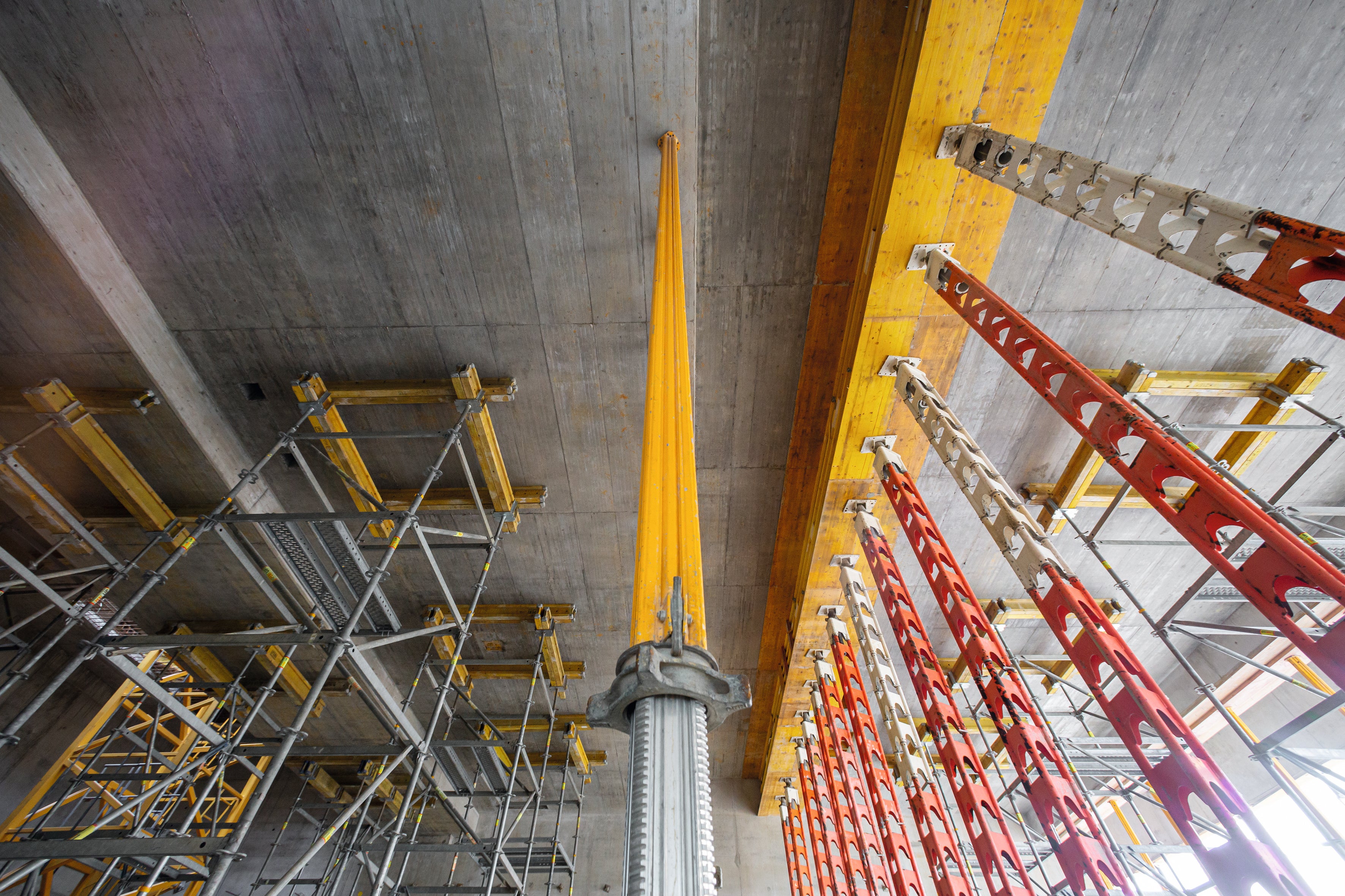 Die Auswahl der geeigneten Tragsysteme hatte einen großen Anteil am Projekterfolg: MULTIPROP Alu-Deckenstützen, Schwerlaststützen HD 200 und das PERI UP Traggerüst trugen hohe Linien- und Flächenlasten über teils große Höhen zuverlässig ab.<br/>(Foto: PERI Deutschland)<br/>