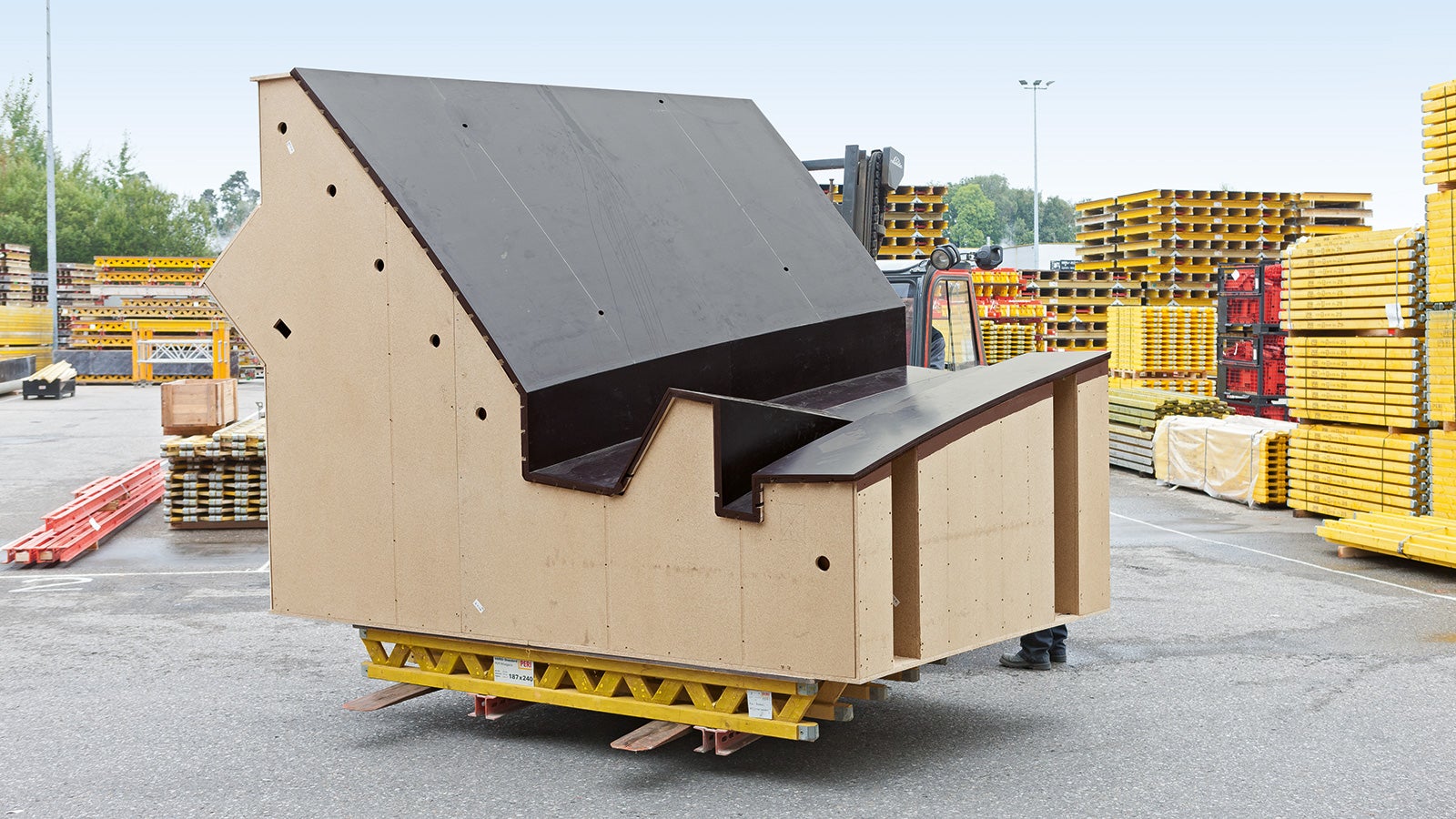 The complex geometries and doubled-curved surfaces walls required the design, planning, precision manufacturing and delivery of more than 200 3-D, specialist formwork unitsI using phenolic plywood 