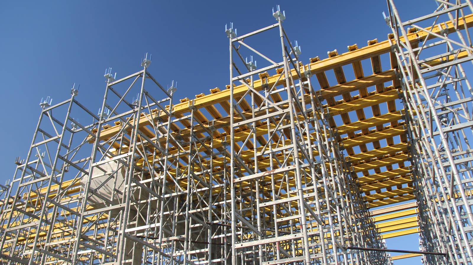 Использование опорных башен ST100 для бетонирования на высоте ~10м.