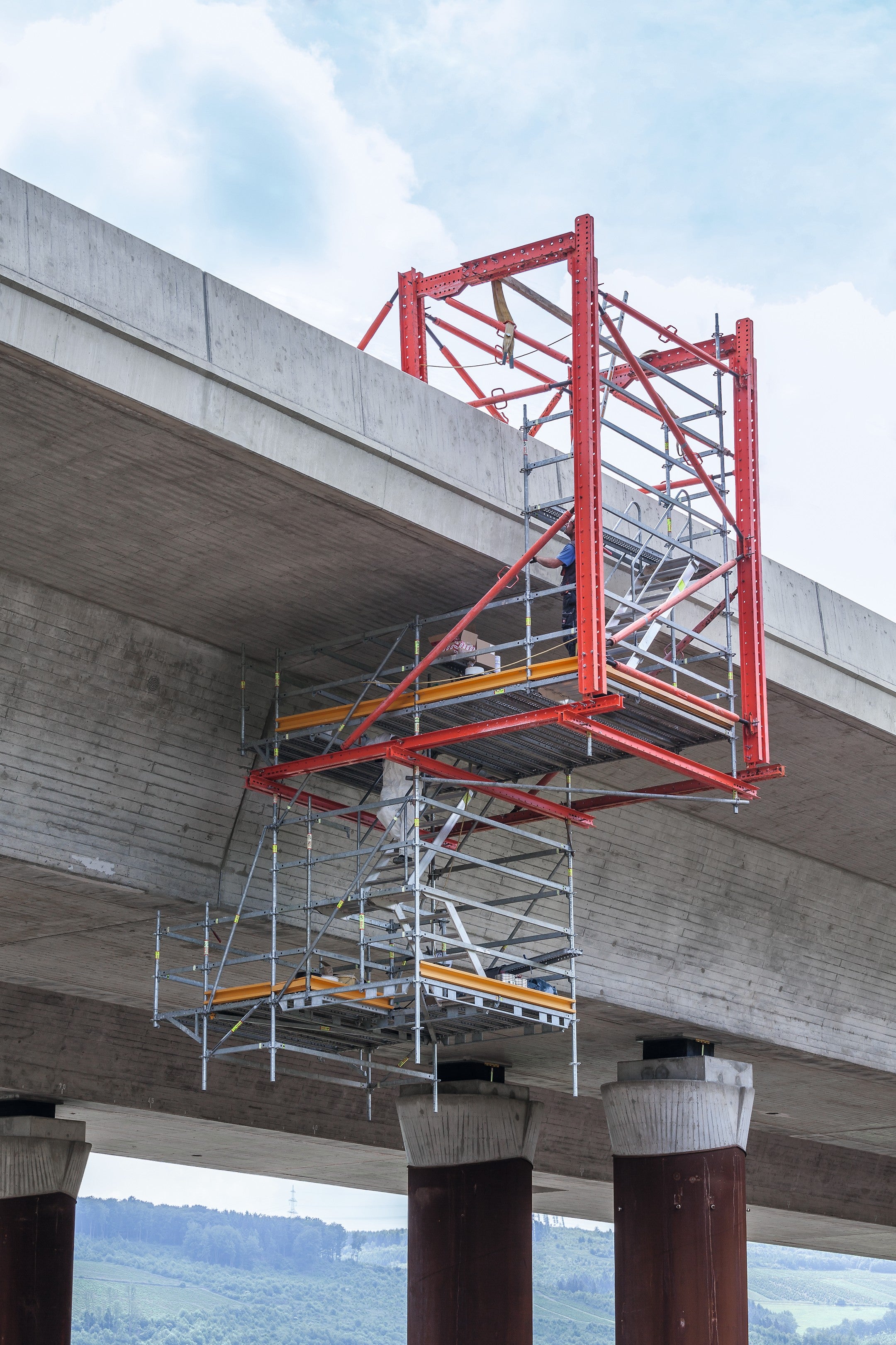 Auch bei Hängegerüsten beweist der Superbaukasten seine Flexibilität und Vielfältigkeit in der Anwendung.
