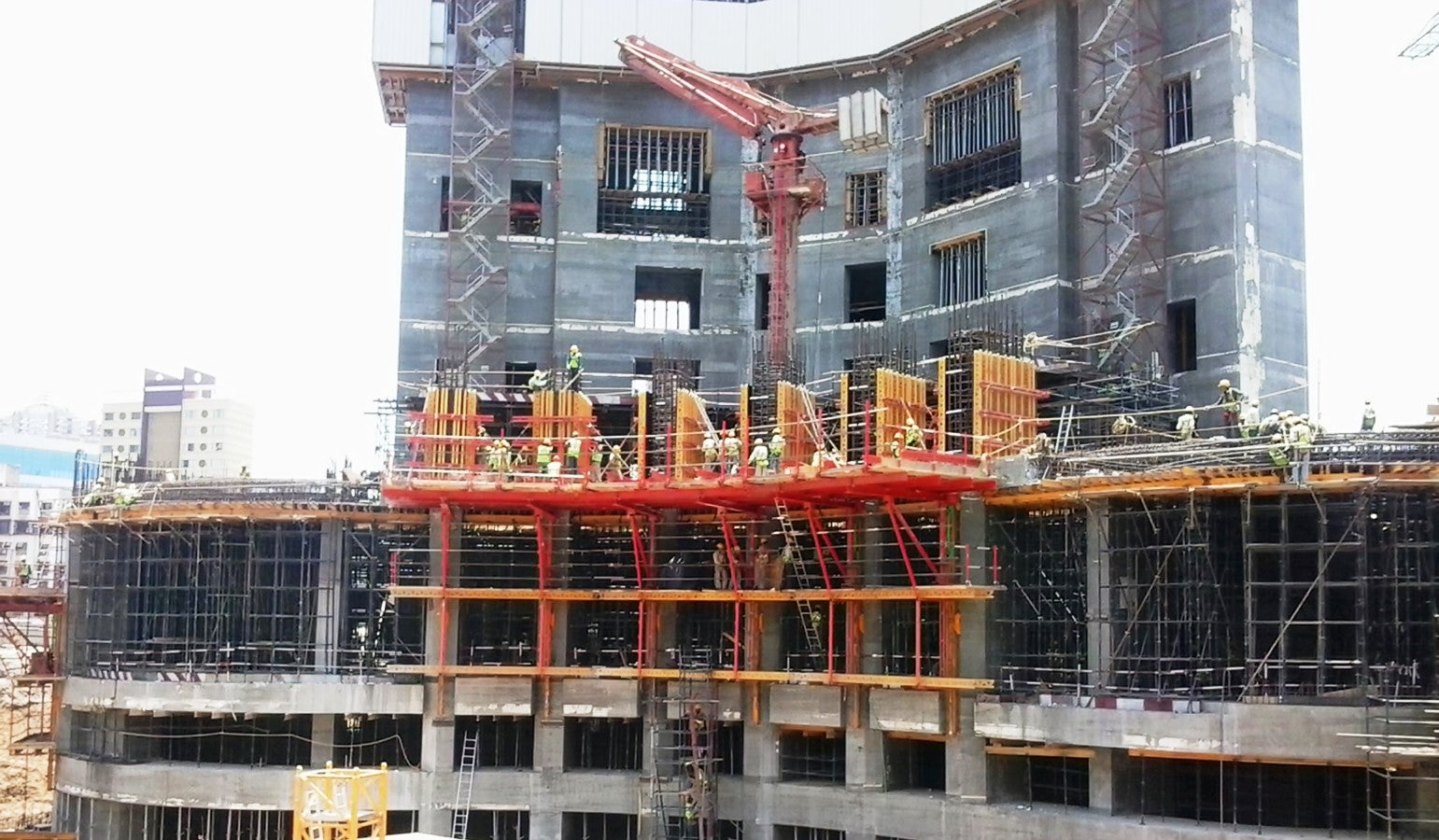 Rail climbing system with VARIO GT24 wall formwork