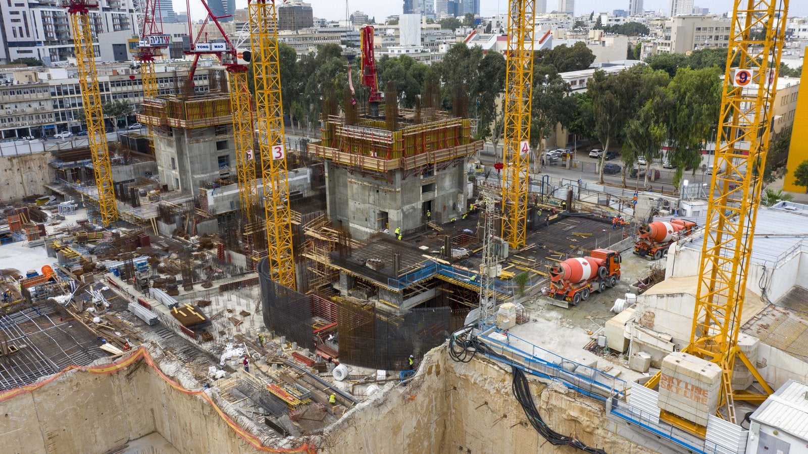 שני גרעיני המבנה בטיפוס מקדים ועליהם מערכת תבניות VARIO, פלטפורמות CB-240, SP ו- RCS-CB – מאפשר את יציקת הגרעין במהירות. <br/>בהיקף המבנה מערכת מולטיפלקס ליציקת התקרות ותבניות דומינו לקירות.