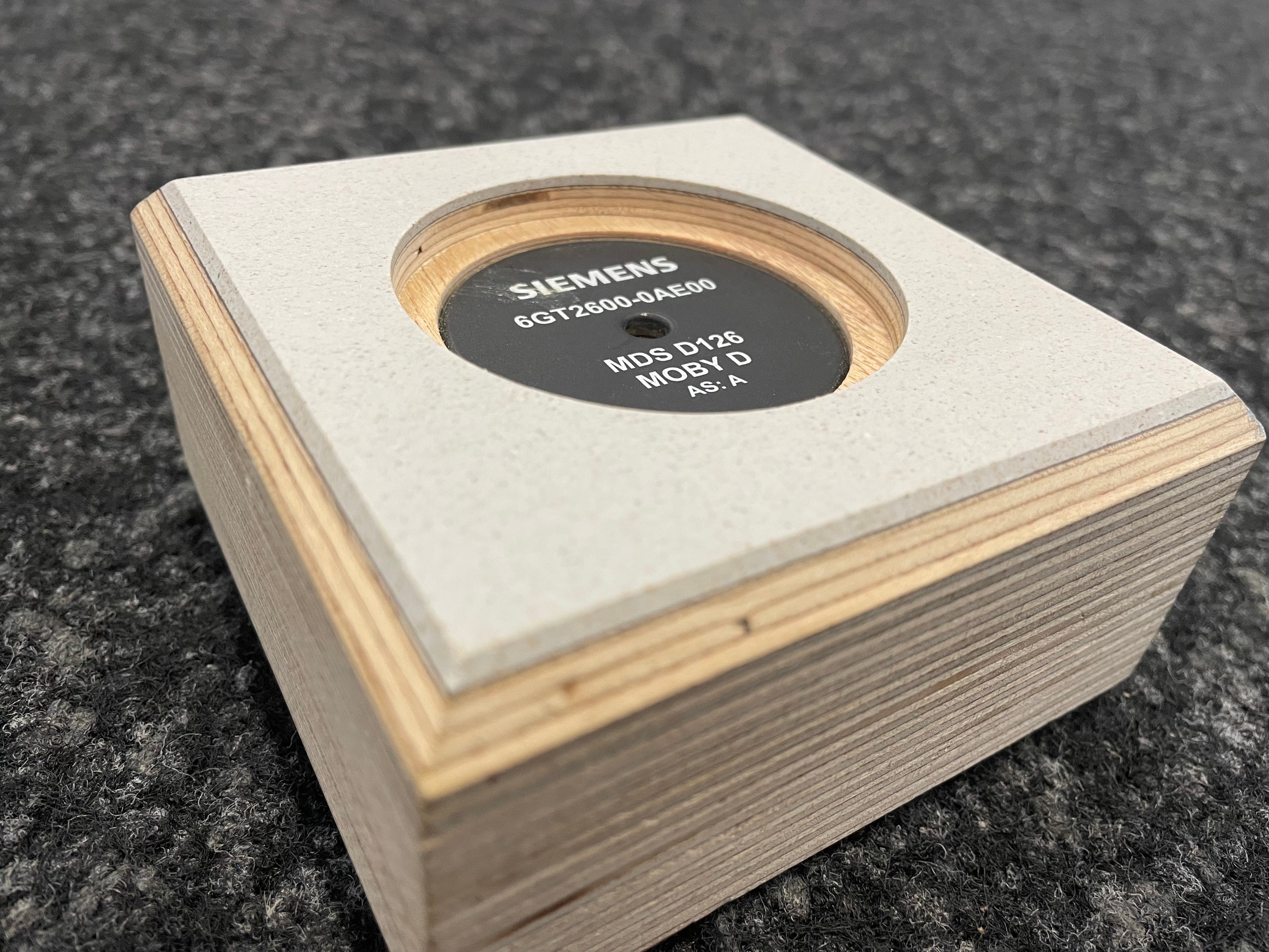 Da PERI Pave den gesamten Produktionszyklus durchläuft und den Betonstein während des gesamten Produktionsprozesses begleitet, ist die Qualitätsüberwachung eine logische Konsequenz. Die einzelnen Paletten können mit eingebauten RFID-Chips identifiziert und die Qualität kontinuierlich und zuverlässig gemessen werden kann.