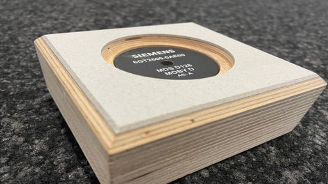 Da PERI Pave den gesamten Produktionszyklus durchläuft und den Betonstein während des gesamten Produktionsprozesses begleitet, ist die Qualitätsüberwachung eine logische Konsequenz. Die einzelnen Paletten können mit eingebauten RFID-Chips identifiziert und die Qualität kontinuierlich und zuverlässig gemessen werden kann.