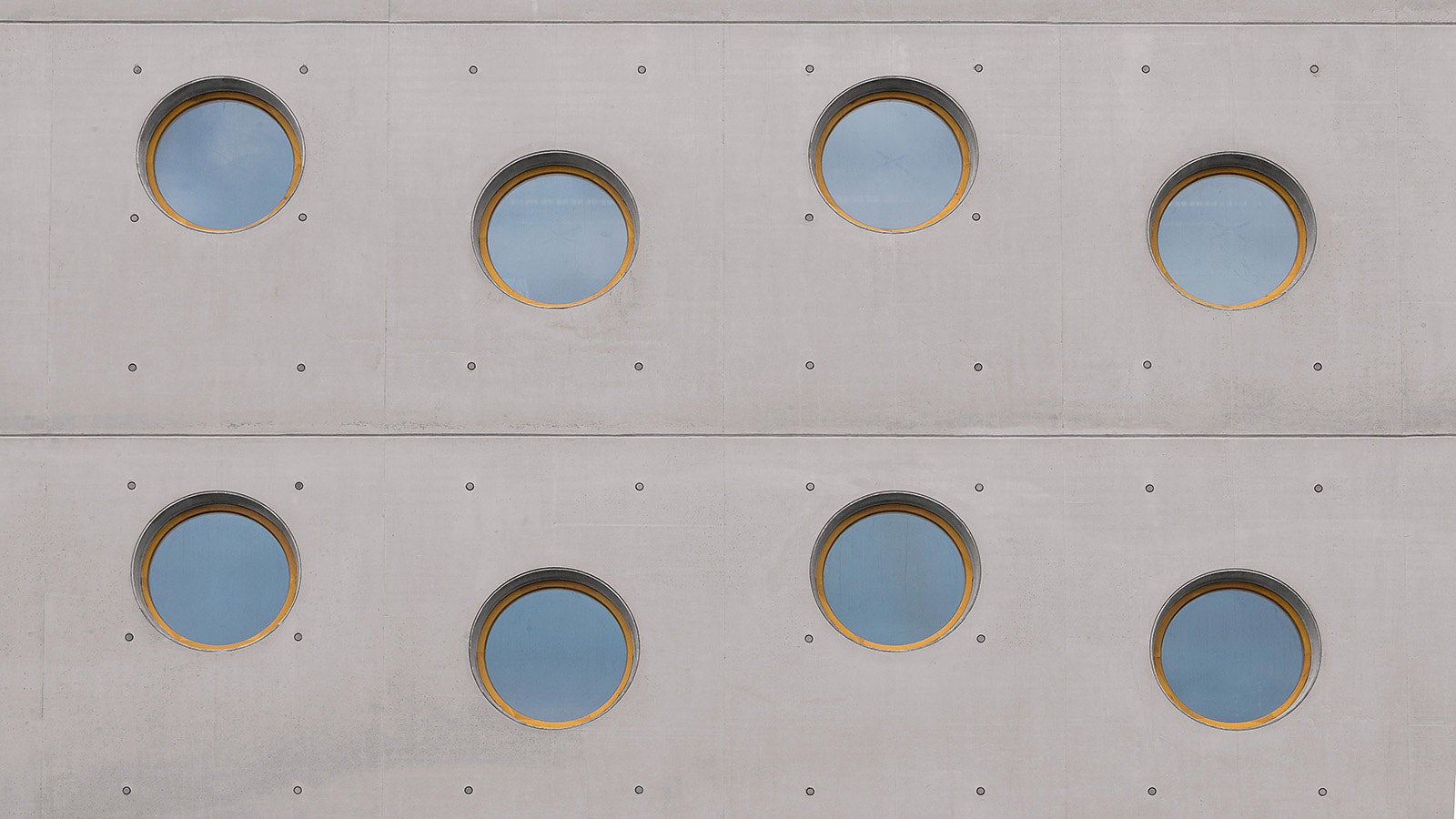 Regularly arranged circular windows and a defined joint and tie pattern in the wall area.