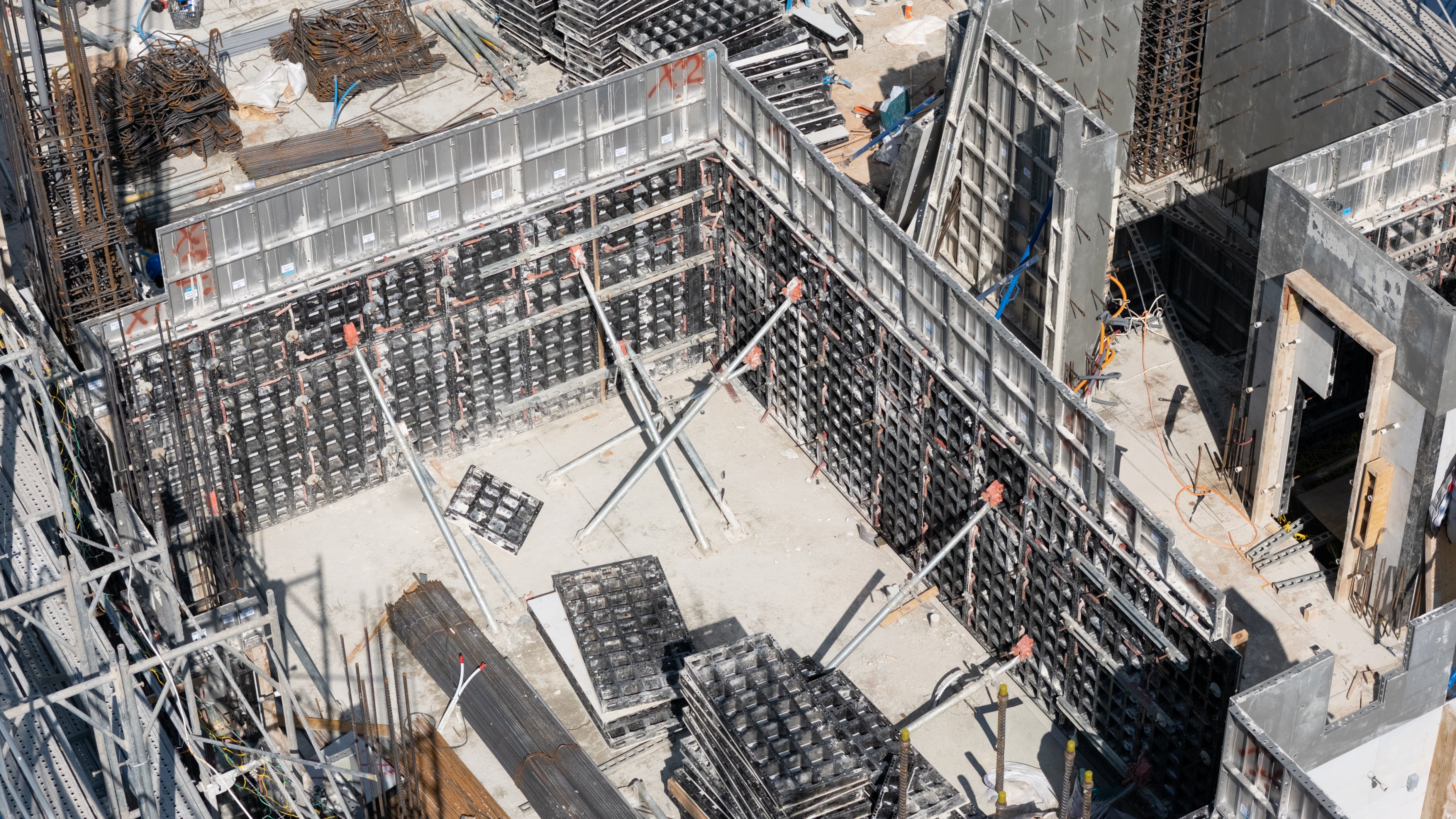 DUO 系統模板的高靈活性及輕量化，使 DUO 在工程中可以靈活地滿足不同的工程設計要求。建築系統的適應性對於施工至關重要，而 DUO 系統模板可以進行修改和調整以滿足不同的工程要求。