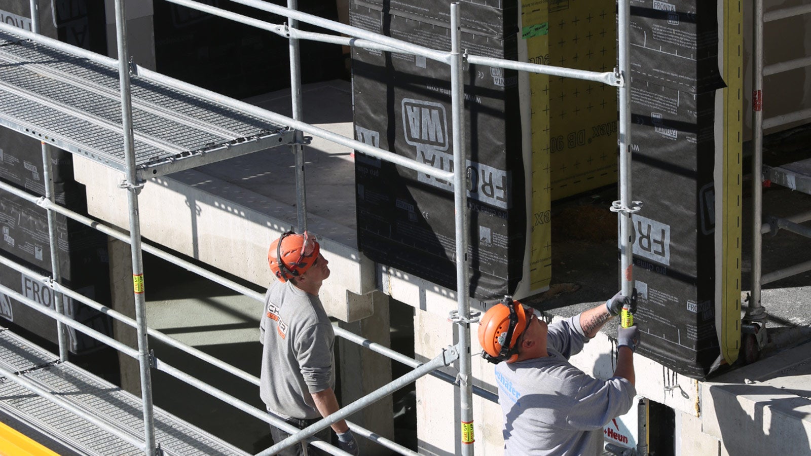 Pouvoir équiper et utiliser rapidement mais en toute sécurité : dans ce domaine, PERI UP Easy, avec son montage de garde-corps intégré au système et en amont sur la face longitudinale et frontale, offre des avantages évidents par rapport aux solutions qui n'atteignent les mesures de protection techniques que par des éléments complémentaires à monter et à démonter en plus.