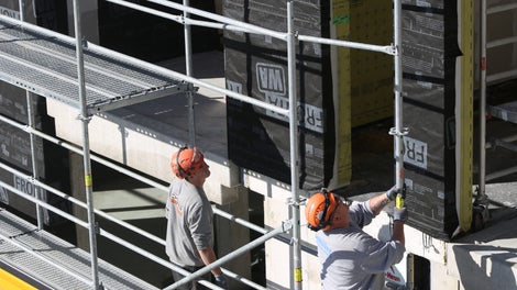 Pouvoir équiper et utiliser rapidement mais en toute sécurité : dans ce domaine, PERI UP Easy, avec son montage de garde-corps intégré au système et en amont sur la face longitudinale et frontale, offre des avantages évidents par rapport aux solutions qui n&#039;atteignent les mesures de protection techniques que par des éléments complémentaires à monter et à démonter en plus.