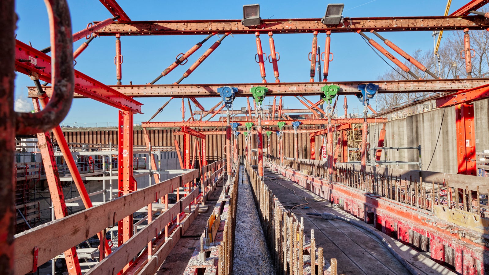 Eenvoudige en prijsgunstige loopkat takels voor het be- en ontkisten van de wandbekisting gemonteerd op een PERI RCS profiel.