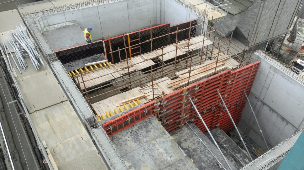 Sklápacie lávky FB boli použité ako ochranné a pracovné lešenie a zároveň slúžili na podopretie stenového debnenia. Medzilávky premosťujú medzery medzi hlavnými lávkami aj pri konštantnom rozostupe kotiev. Na obrázku je vidieť použitie FB lávok pri debnení TRIO